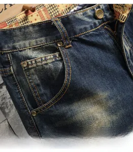 Détail d'un jean vintage délavé avec rivets en cuivre et doublure intérieure étoilée