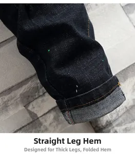 Detail von geradem Jeans-Saum mit verstärkter Naht und dunkelblauem Twill-Gewebe