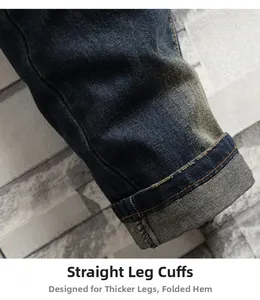Gros plan d'un jean en denim droit avec délavage vintage et détails d'ourlet retroussé