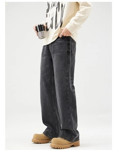 Seitenansicht der weiten Herren-Jeans in Washed-Grau kombiniert mit schicken Boots