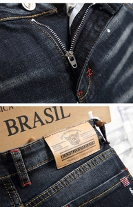 Detail der dunkelblauen Jeans mit Vintage-Lederlabel und hochwertigem Metall-Reißverschluss