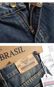 Détails de jean délavé vintage avec étiquette en cuir gaufré et boutons cuivrés