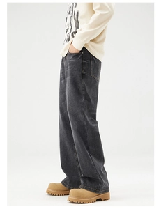 Detail der gewaschenen schwarzen Denim-Struktur und Nähte an der Vintage-Weitbeinhose für Herren