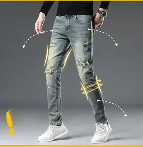 Vue détaillée du jean slim pour homme avec style denim délavé et déchirures horizontales