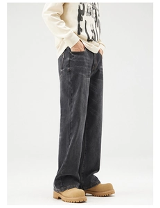 Detailansicht der gewaschenen dunkelgrauen locker sitzenden Jeanshose im Vintage-Stil