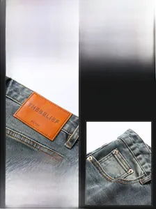Détail d'un jean slim bleu vintage montrant l'étiquette en cuir et la poche arrière