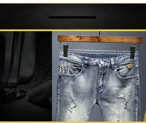 Dettaglio di pantaloncini in denim azzurro con effetti lavaggio e ricami sulle tasche