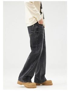 Detailansicht der gewaschenen dunkelgrauen Wide-Leg-Jeans mit braunen Kontrastnähten