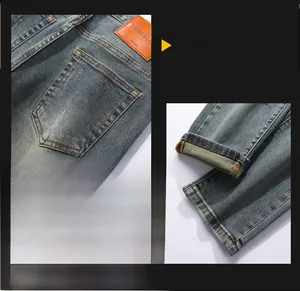 Détail du jean slim montrant la poche arrière avec écusson en cuir et ourlet revers stylé