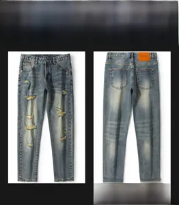 Détails de jeans délavés avec empiècements jaunes vintage et écusson en cuir au dos