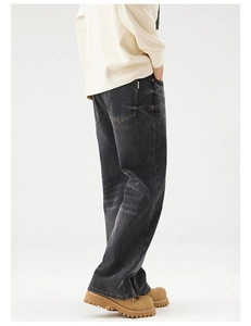 Detailansicht der gewaschenen weiten Denim-Jeans in Dunkelgrau im Retro-Casual-Stil für Herren