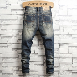 Jean denim vintage pour hommes en bleu foncé avec texture délavée et coupe slim