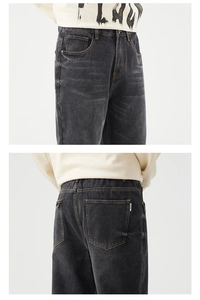 Nahaufnahme der gewaschenen schwarzen Jeans mit Fokus auf Taschennähte und Stoffstruktur