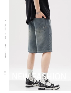 Vue détaillée du short en jean gris délavé avec logo CHUTES tissé sur la poche arrière