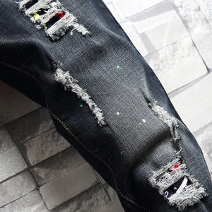 Dunkelgraue Jeans im Distressed-Look mit Paisley-Patchwork und Farbspritzern für Herren