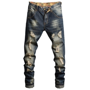 Jean vintage slim pour homme en denim délavé avec détails déchirés et doublure à carreaux