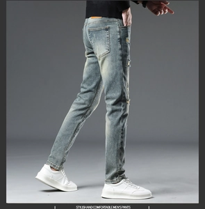 Jean slim pour homme délavé avec effets d'usure vintage et détails de déchirures usés