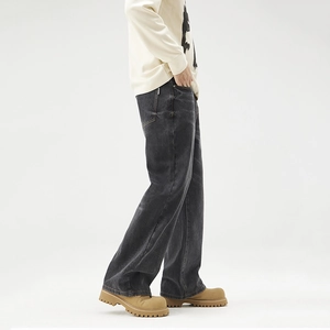 Lockere schwarze Herren-Jeans im Retro-Wasch-Look mit geradem Schnitt und Kontrastnaht