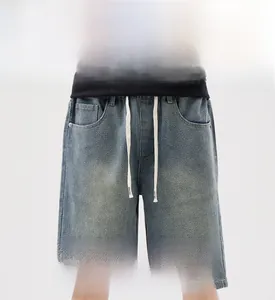 Détail du short en jean pour hommes avec texture étoilée unique et taille élastique à cordon