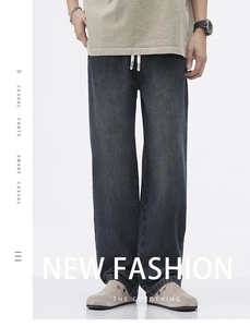 Dettaglio dei jeans in denim grigio antracite vintage a gamba dritta con coulisse
