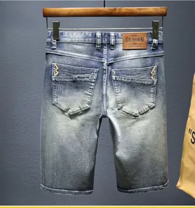 Dettaglio degli shorts in denim da uomo con etichetta in pelle e ricamo a Z sulla tasca