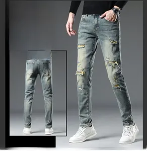 Gros plan détaillé de la texture denim avec moustaches et déchirures sur le jean pour homme