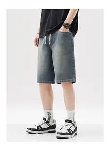 Détail du short en jean avec délavage texture étoilée et cordon de serrage à la taille