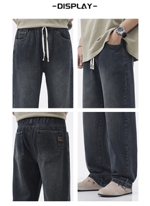 Dettaglio dei jeans in denim lavato con coulisse elastica in vita e finitura vintage