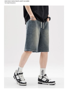 Gros plan sur un short en jean délavé avec taille élastique et cordon de serrage blanc