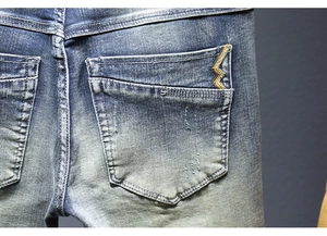 Dettaglio di pantaloncini di jeans azzurri con ricamo a forma di Z sulla tasca posteriore