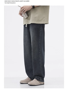 Dettaglio della vita elastica con coulisse sui jeans in denim grigio lavato larghi