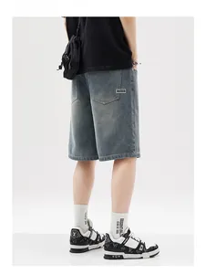 Détail du short en jean gris délavé avec étiquette tissée CHUTES sur la poche arrière