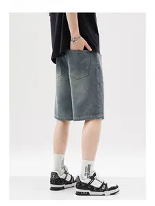 Vue détaillée d'un short en jean gris délavé avec étiquette tissée sur la poche arrière