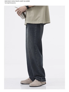 Vista laterale dei jeans grigi lavati vintage da uomo con vestibilità dritta in stile street