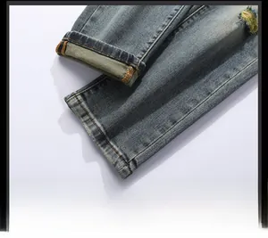 Gros plan détaillé du jean bleu délavé vintage avec ourlet vieilli et coutures précises