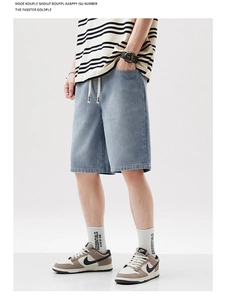 Détail du short en jean délavé bleu clair avec taille élastique et cordon de serrage