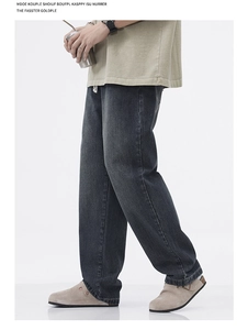 Dettaglio dei jeans vintage grigio antracite con trama lavata e vestibilità ampia