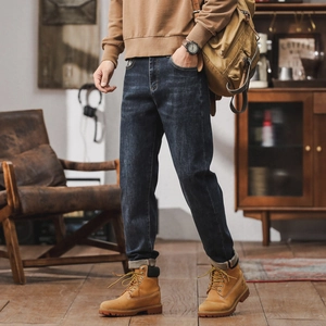 Men's dark blue straight leg stretch jeans with vintage wash for casual outdoor look