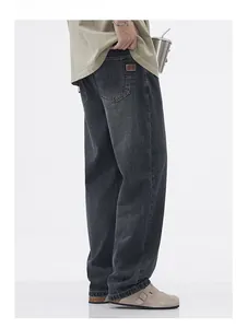 Dettaglio dei jeans grigi lavati vintage con etichetta in pelle in vita posteriore