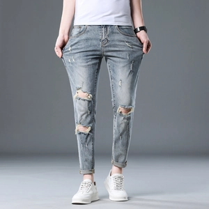 Slim fit light blue distressed jeans for men with ripped knees and high elasticity denim
