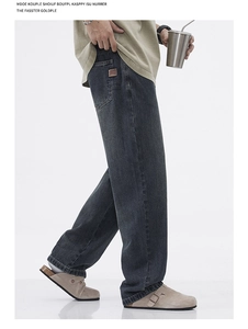 Vista macro laterale di jeans a gamba larga high-street con lavaggio vintage