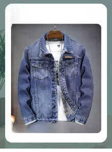 Vue détaillée d'une veste en jean avec doublure polaire grise et boutons