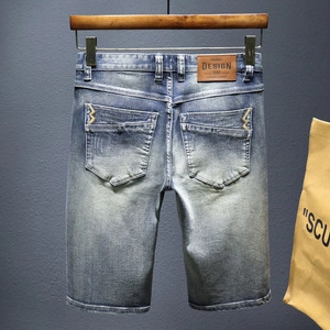 Pantaloncini di jeans uomo lavaggio retrò con toppa in pelle e ricamo sulla tasca posteriore