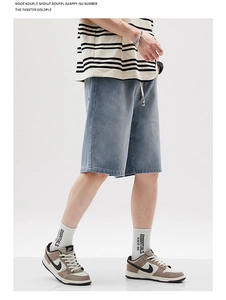 Détail d'un short en jean bleu clair à motif étoilé avec taille élastique à cordon