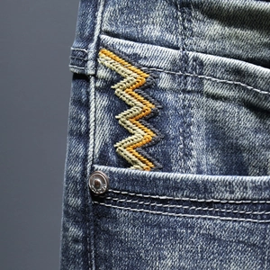 Pantaloncini di denim larghi da uomo con ricamo a onde e trama lavata dettagliata