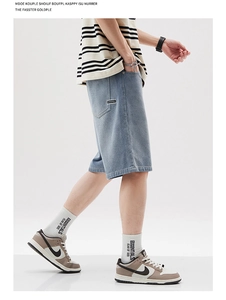 Vue détaillée du short en jean bleu clair avec étiquette tissée sur la poche latérale