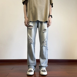 Jeans strappati da uomo azzurro chiaro con vestibilità dritta e lavaggio vintage