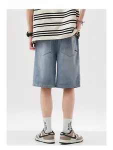 Vue arrière du short en jean délavé bleu clair avec poches classiques et coupe droite régulière
