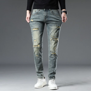 Jean homme coupe ajustée bleu avec délavage vintage et détails usés