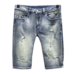 Pantaloncini di jeans da uomo larghi slavato con strappi e bordi sfrangiati azzurro